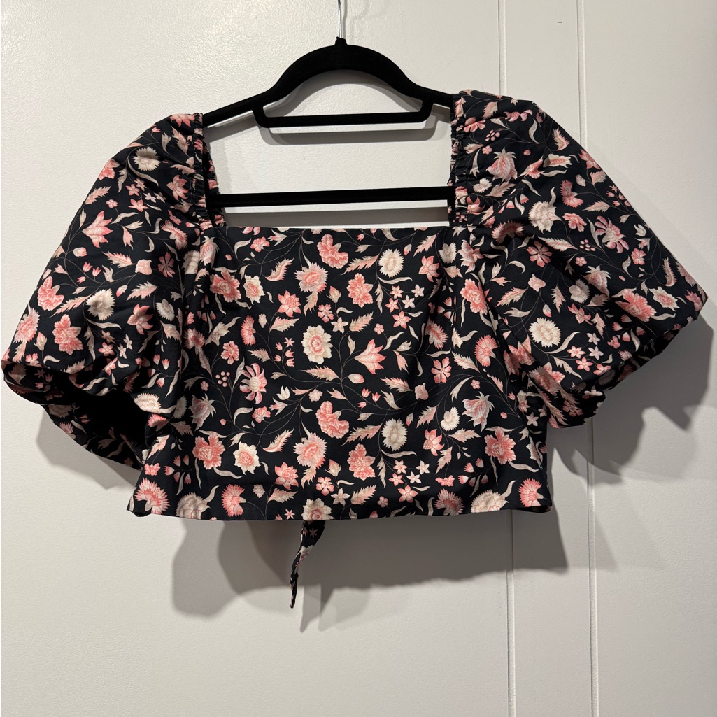 Aritzia Black Floral Puff Sleeve Crop Top